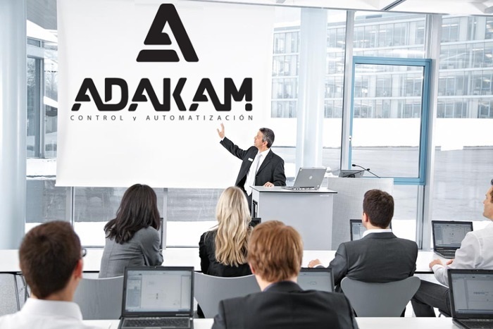 Persona dictando un curso de formación